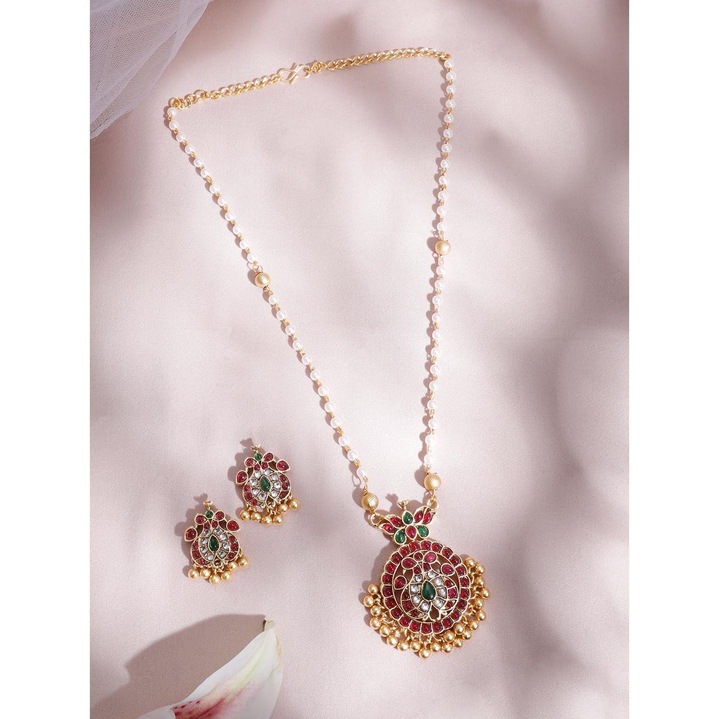 

Набір штучних ювелірних виробів ручної роботи з рубіновими, біло-смарагдовими сережками-цвяшками та золотисто-білими намистинами для жінок та дівчат