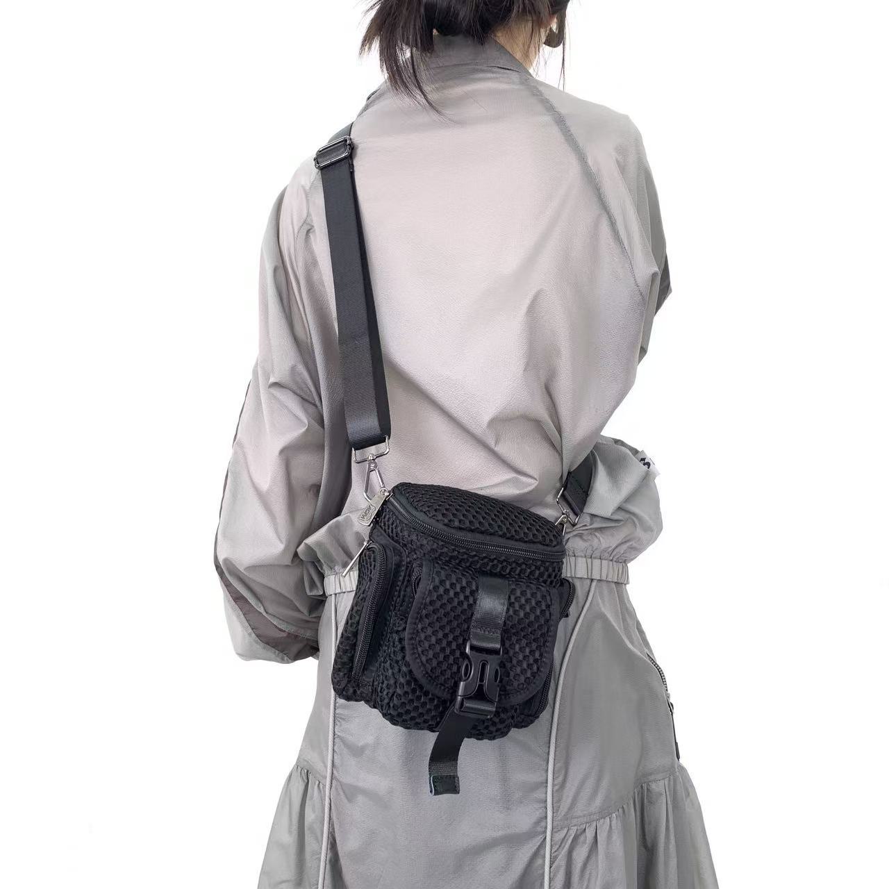 Fashionable and Lightweight Mini Multi Compartment Crossbody Bag with Simple Buckle Strap Shoulder Bag чёрный