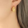 Boucles d'oreilles minimalistes filetées faites à la main en acier titane moulé lourd pour femmes, plaquées or, inaltérables, design de niche F426