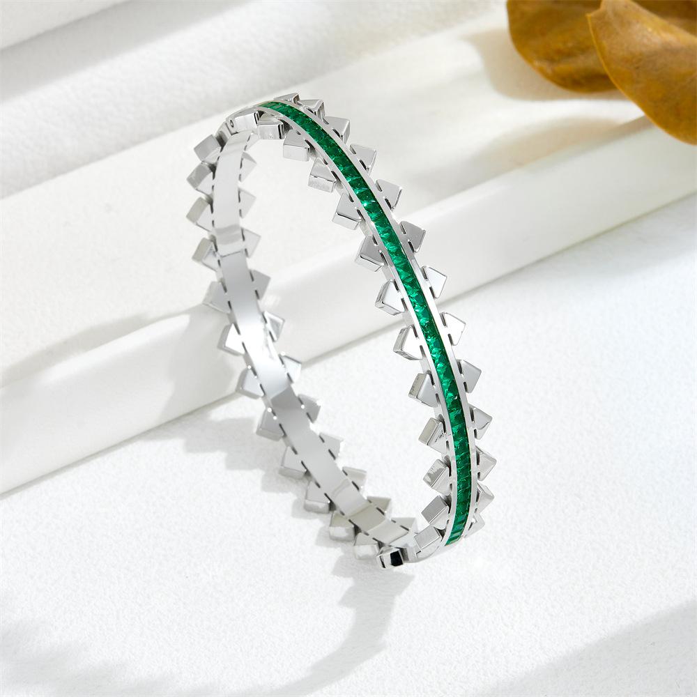 Retro Exquisite Arrow Decorative Stainless Steel Bracelets Are Suitable For Women Traveling, Banquets, And Party Wear