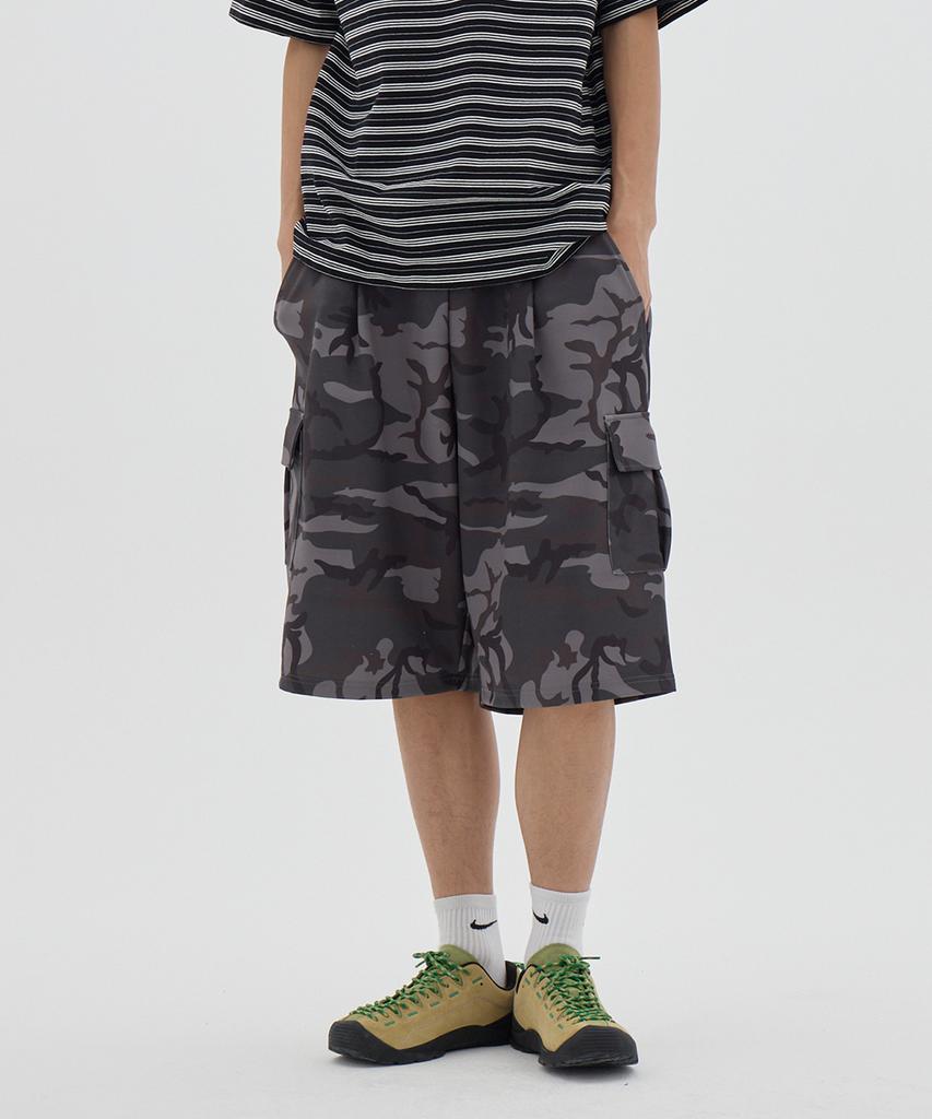 URBANAGE Bermuda Camo Wide Cargo Sweat Shorts_Charcoal