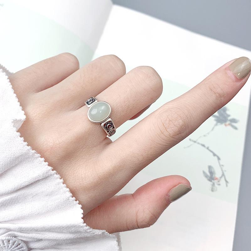 Eleganter durchbrochener Ring aus 925er Sterlingsilber mit Hetian-Jaspis-Cabochon für Damen und Herren - Heller Oberflächen-Zeigefingerring
