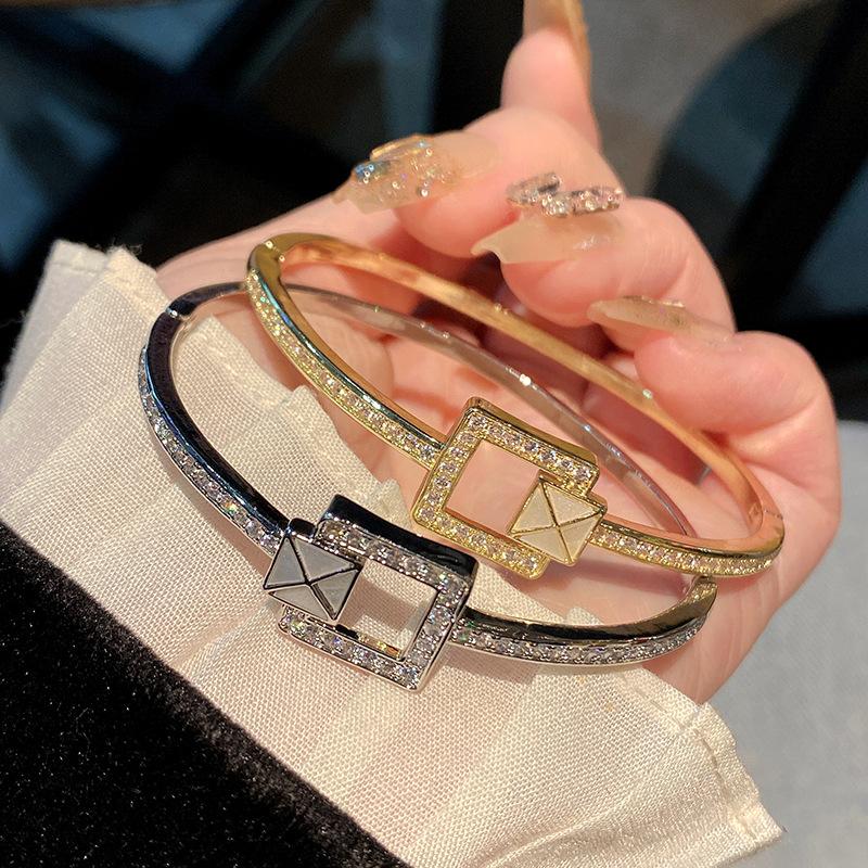 New Women's Bracelet Twisted Small Flower Bracelet European and American High-end Temperament Bracelet