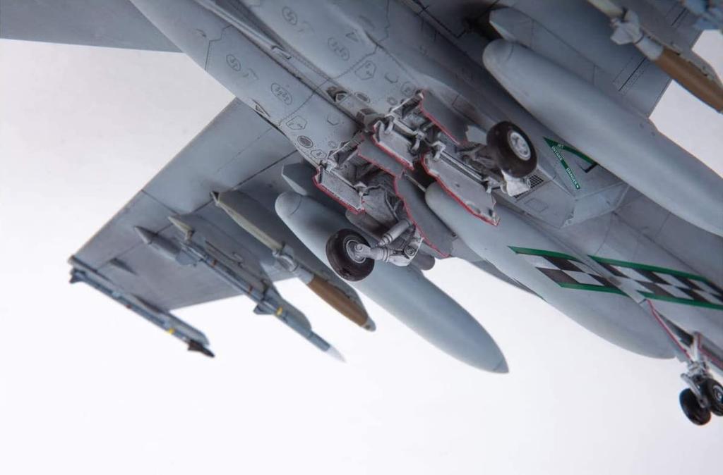 Plastikový model amerického námořnictva Super Hornet Chippy Ho v měřítku 1/72 od Doyusha. Úžasný! Č. 7 F/A-18E VFA-195 Barevně kódovaný