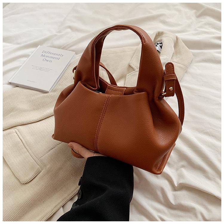 

Сумка-пельмень облако женская большой вместимости, высококлассная портативная сумка-тоут, новый нишевый дизайн, универсальная сумка-мессенджер для通勤 коричневый