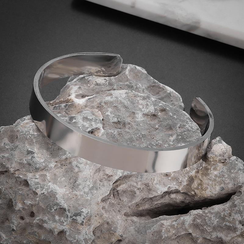 Günstiges Einfaches Armband mit verstellbarer Öffnung C-förmiges Armband Graviertes Muster Text Edelstahlarmband