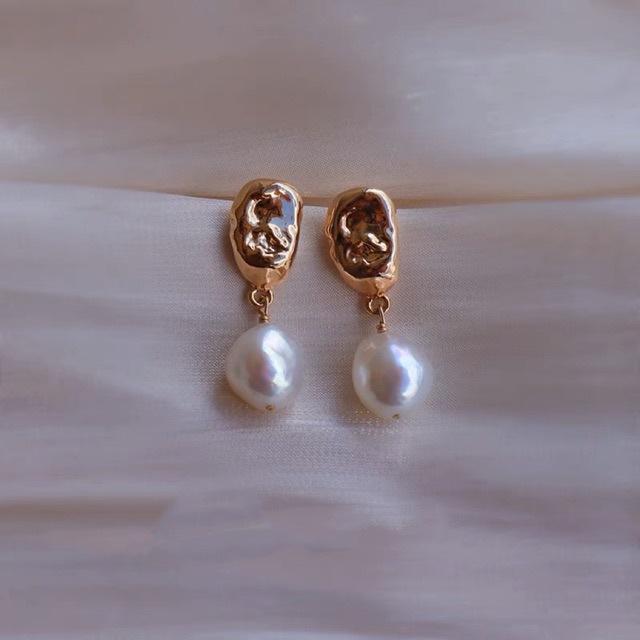

Natural special-shaped baroque pearl stud earrings gold-plated silver needle retro hammer-pattern folds simple earrings personalized versatile women Silver needle
