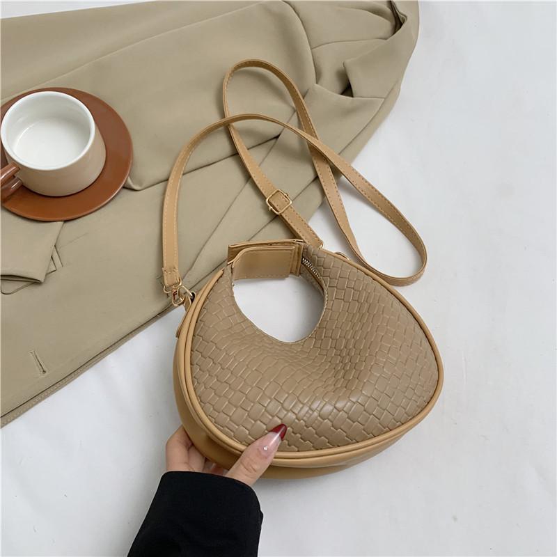 This year's popular fashion temperament handbag 2025 new versatile ins Korean version messenger bag dumpling bag texture women