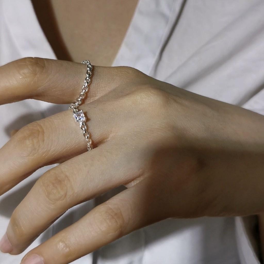 Elegant Silver Chain Geometric Ring With Sparkling Diamonds For Stylish Women