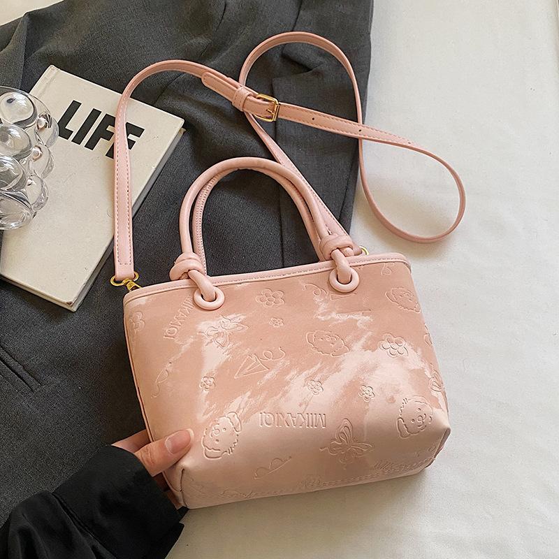 2025 new Korean version of casual niche fashionable embossed portable bucket bag girls commuting shopping versatile messenger bag