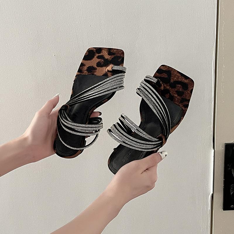 

Модный темперамент Тонкий ремень комбинация Универсальная верхняя одежда Повседневные сандалии женские летние новые темперамент Высокий каблук крутые шлепанцы 40 леопардовый