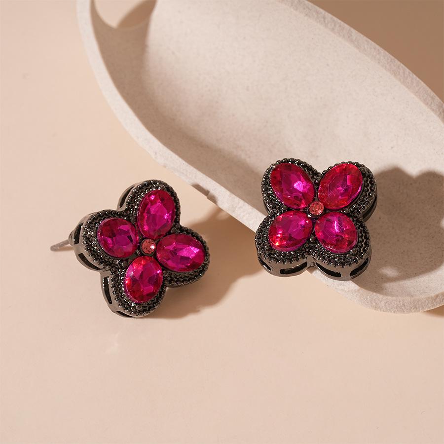 Retro Diamond-Inlaid Silver Four-Leaf Rhombus Stud Earrings - Elegant, Luxurious, High-End Design for Women