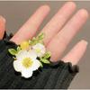 Blomformade broscher för kvinnor utstrålar en känsla av exklusiv lyx och elegans. De är en unik accessoar för kläder.