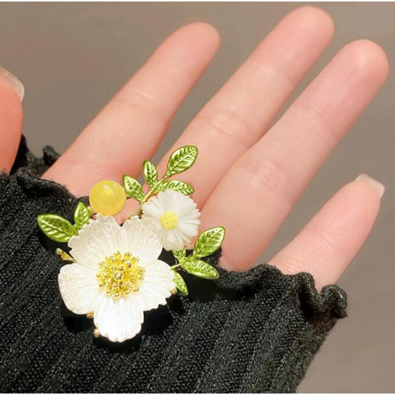 Blomformade broscher för kvinnor utstrålar en känsla av exklusiv lyx och elegans. De är en unik accessoar för kläder.