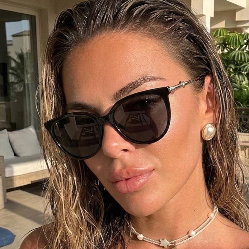 Oversized cat-eye heart-shaped glasses, retro street-style sunglasses, perfect for outdoor vacations and travel.