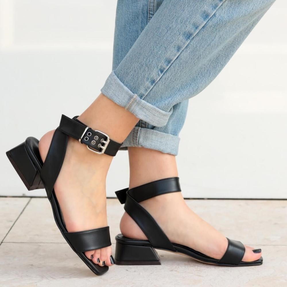 

Модные женские черные босоножки на коротком каблуке