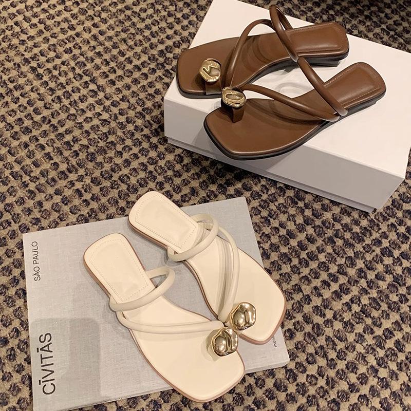 Xiaoxiangfeng Beach Vacation Sandals 2025 Summer New Herringbone Flat Bottom Square Head Word with Toe Cool Slippers Women