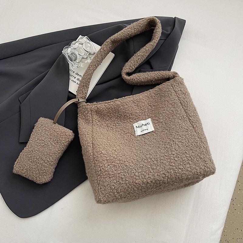 

Корейская версия модной плюшевой сумки ins женская сумка 2025 осень-зима новая сумка-тоут большой вместимости простая пушистая боди-сумка хаки