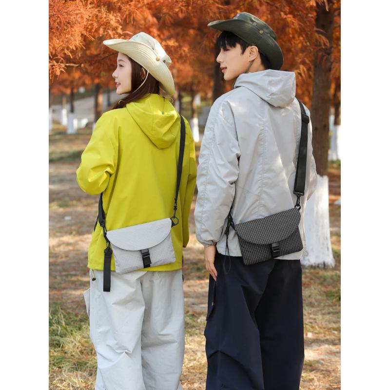 

New high-end crossbody bag with niche design, commuter shoulder bag, cool and unique mobile phe bag, plaid messenger bag for m сірий колір