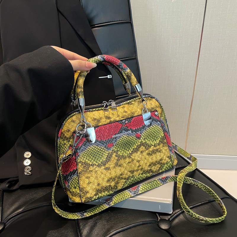 

Personalized small bag 2025 new European and American fashion snake pattern handbag women s niche versatile messenger shell bag pu фіолетовий