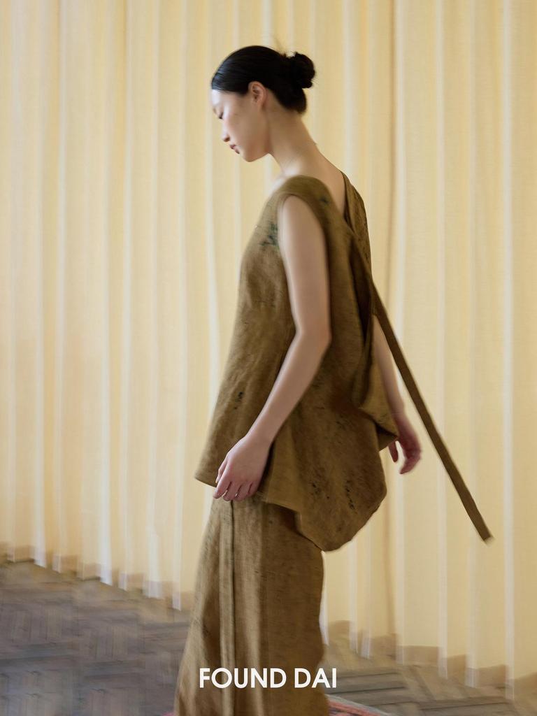 Autumn Origami-Inspired Sleeveless Linen Top with Mottled Texture