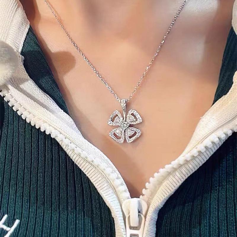 Windmill Eternal Flower Pendant Necklace - Elegant Four-Leaf Clover Clavicle Chain for Women, Light Luxury & Full Diamond Elegance