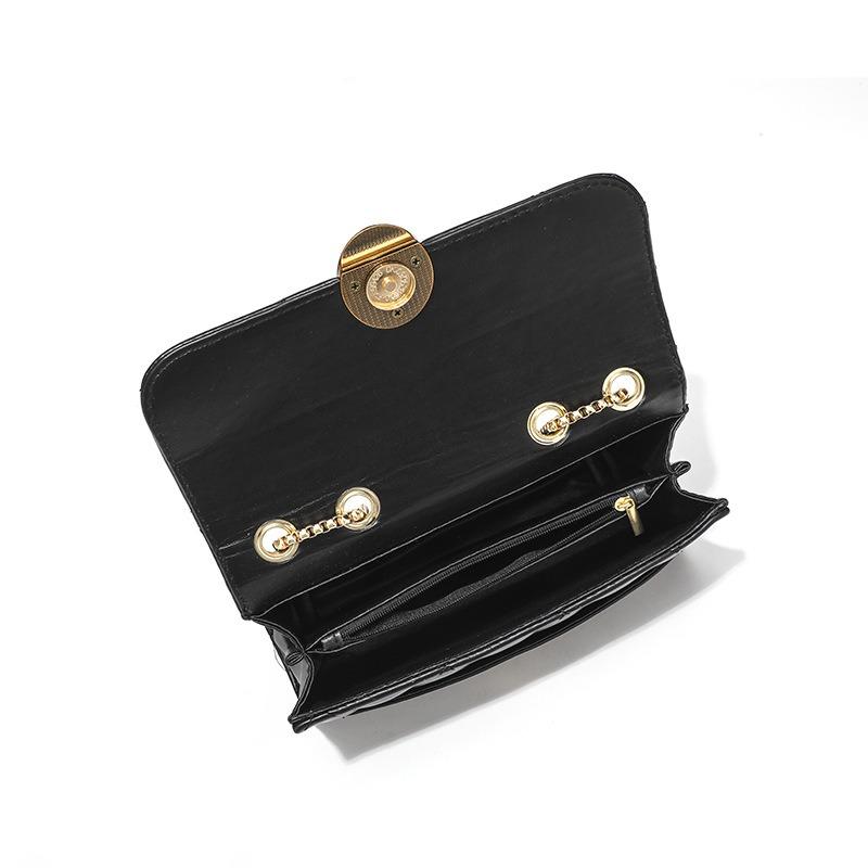 New black chain rhombus small square bag, high-end single shoulder armpit bag, fashionable, casual and simple.