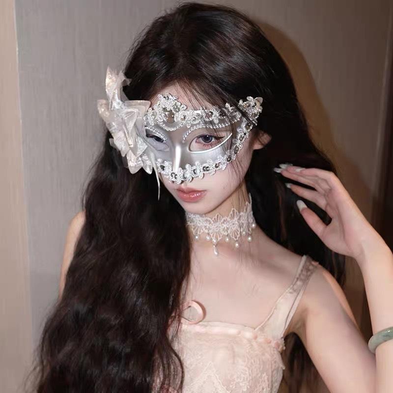 Urlaubs-Maskenball Prinzessinnenmaske Damen Erwachsene Party Halbgesichtsmaske Weiße Feder Halbgesichts-Augenmaske Requisiten
