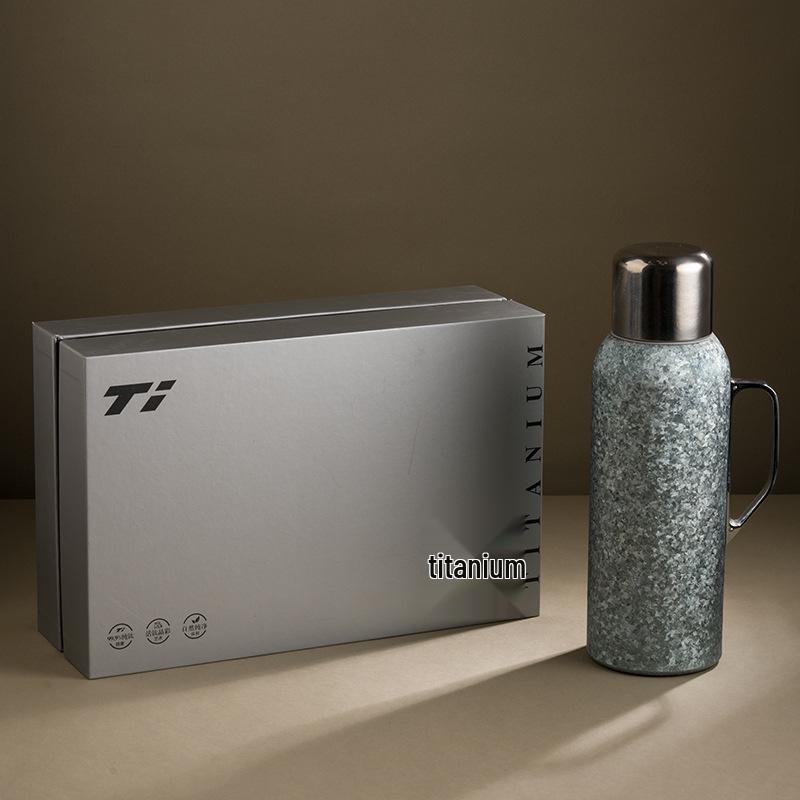Large Capacity Pure Titanium Thermos Mug with Magnetic Suction Lid and Temperature Display