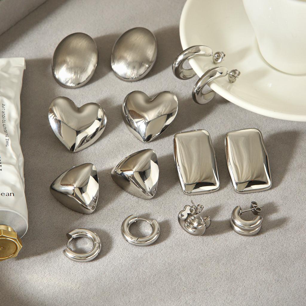 Trendy minimalist polished stainless steel heart-shaped geometric stud earrings for women, fashionable and high-end