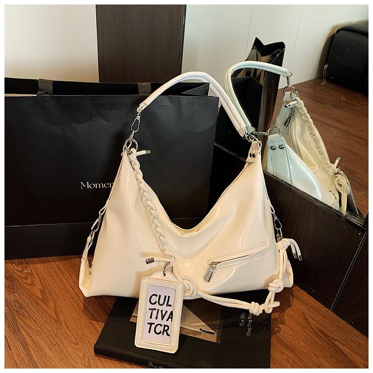 Commuter Large-capacity Bag Women's Spring New Versatile Messenger Bag Fashionable Shoulder Underarm Tote Bag
