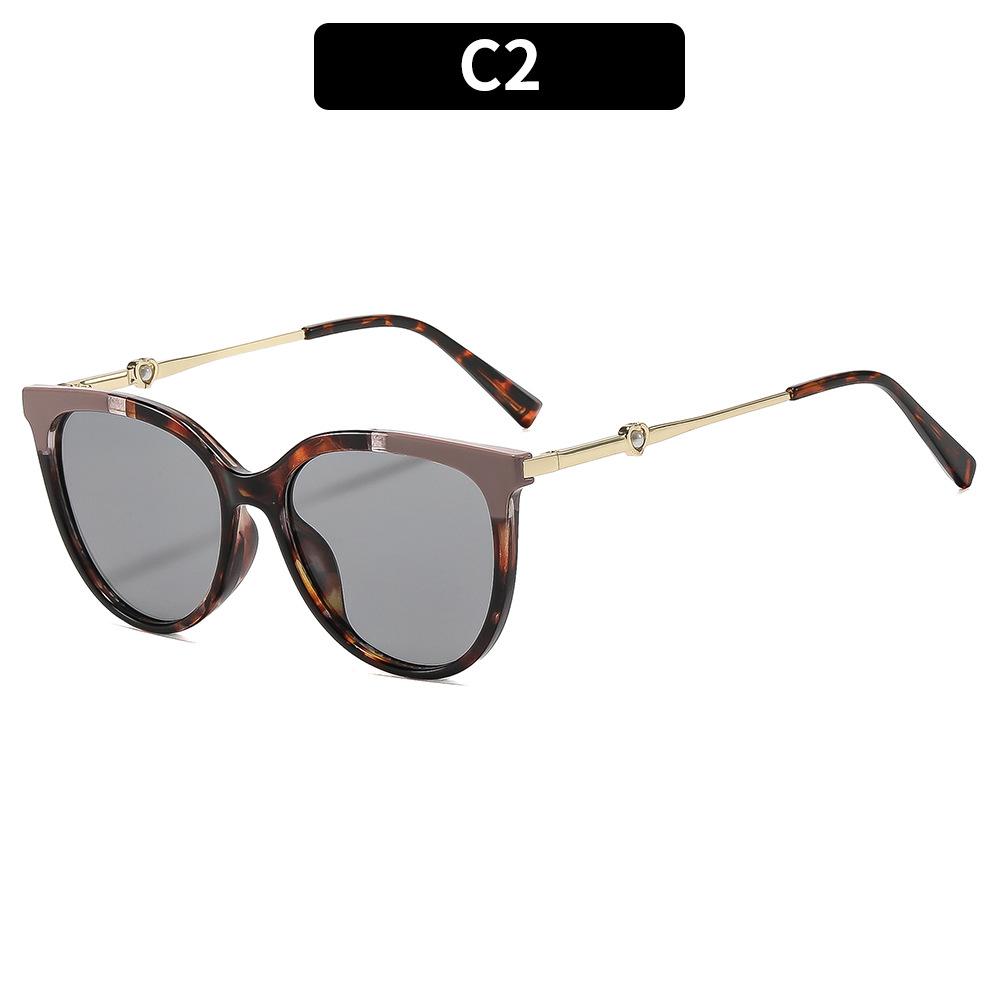 Oversized cat-eye heart-shaped glasses, retro street-style sunglasses, perfect for outdoor vacations and travel.