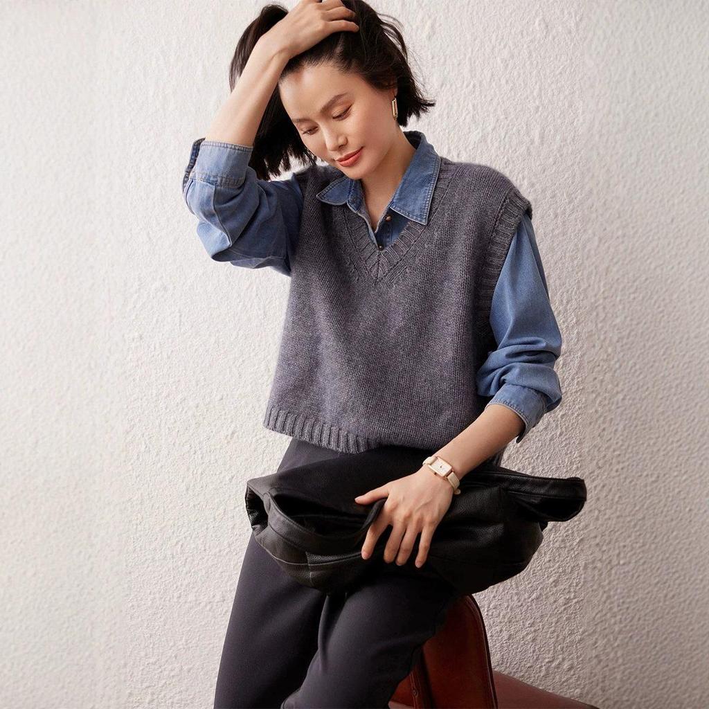 Women's Vintage V-neck Cashmere Sweater Vest: Short Loose Knit for Autumn & Winter Fashion