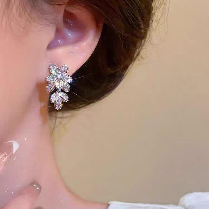 Super flash zircon flower leaf ear clips, high-end niche design, celebrity temperament stud earrings, exquisite earrings, no ear piercings.