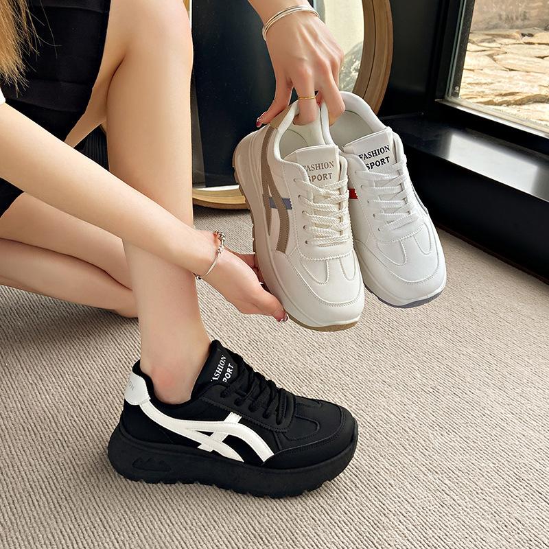 Atmungsaktive koreanische Version von Sommerschuhen mit dicker Sohle für Damen, kleine weiße Schuhe, erhöhende Sportschuhe für Damen, vielseitige neue lässige Dad-Schuhe f