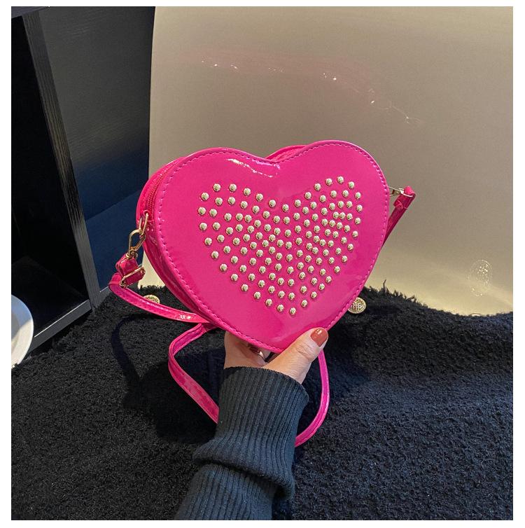 

сумка-конверт с заклепками в форме персикового сердца, маленькая женская сумка, весна 2025, новая модная женская сумка через плечо, лакированная сумка-мессенджер розы красного