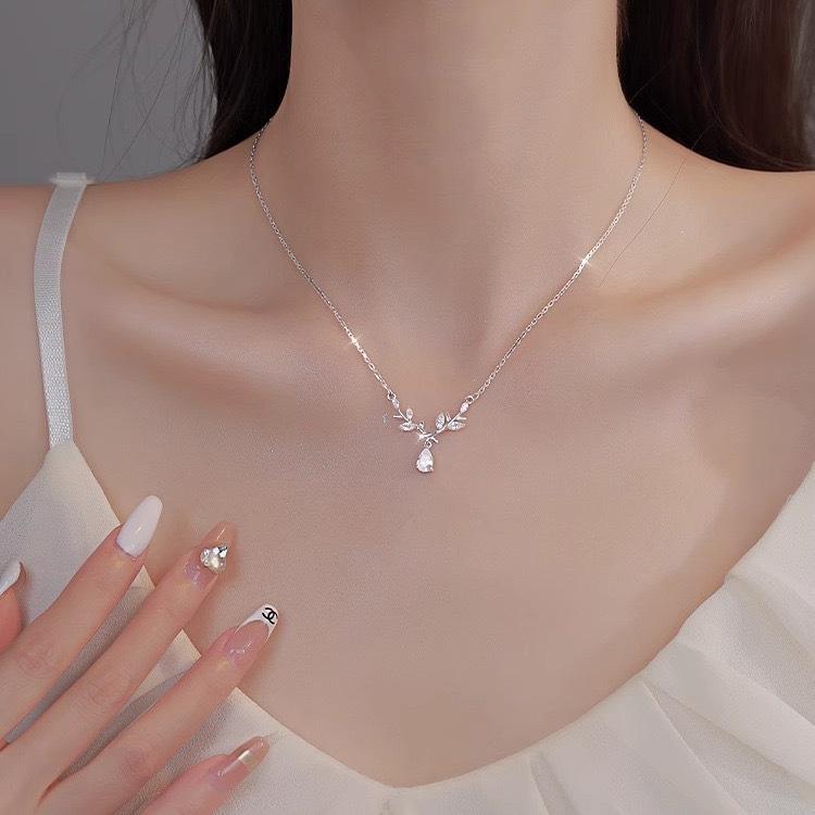 Lorbeer-Wassertropfen-Halskette für Damen, neues leichtes Luxus-Nischendesign, hochwertige, modische und vielseitige Schlüsselbeinkette mit Blättern