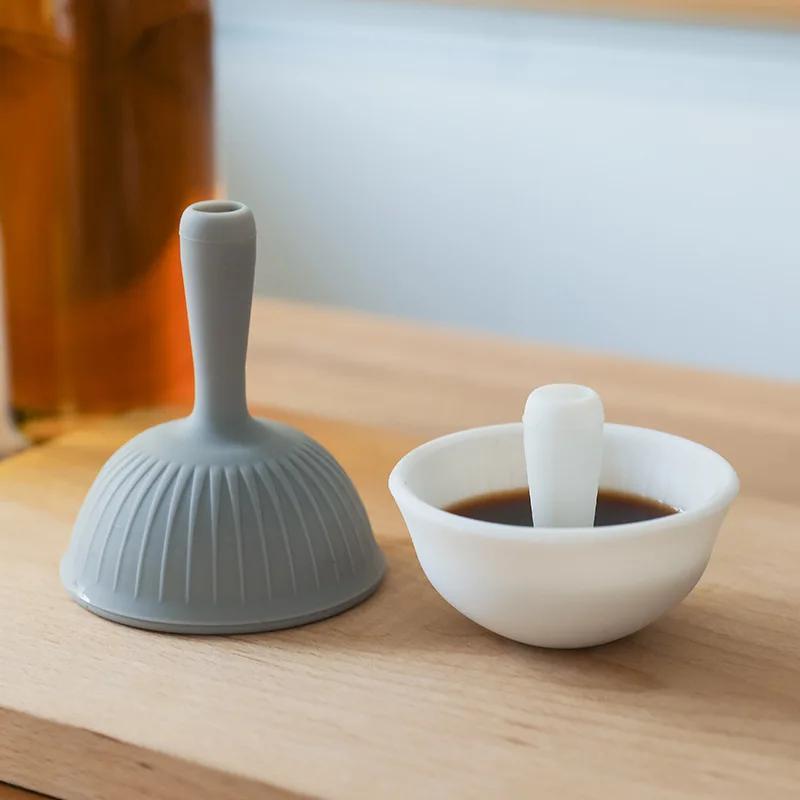 1PC Kitchen Silicone Funnel Splash Proof Does Not Stick To Oil Creative Multifunctional Food Grade Oil Leak Seasoning Plate