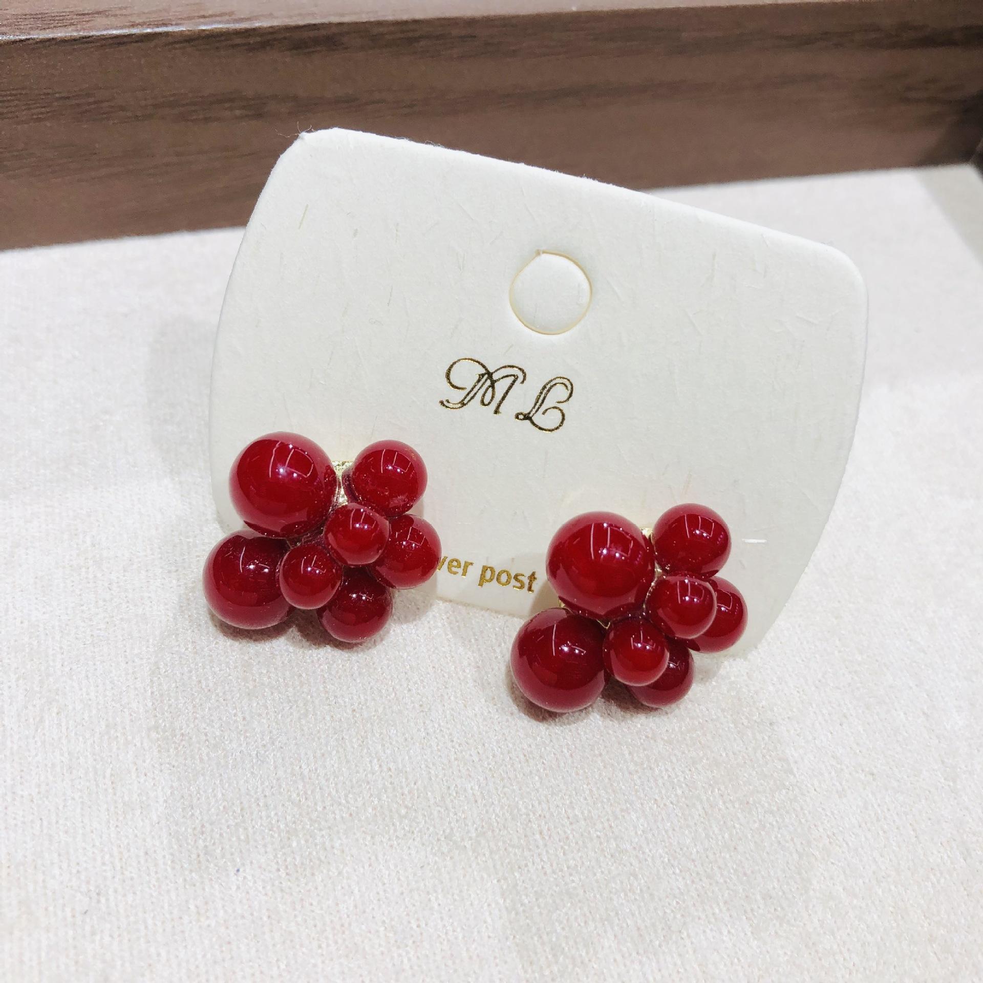 Красные бусины Геометрические серьги-пусеты в виде цветка для женщин Модные простые серьги неправильной формы Шарм Свадебная вечеринка Ювелирное украшение Подарок красный