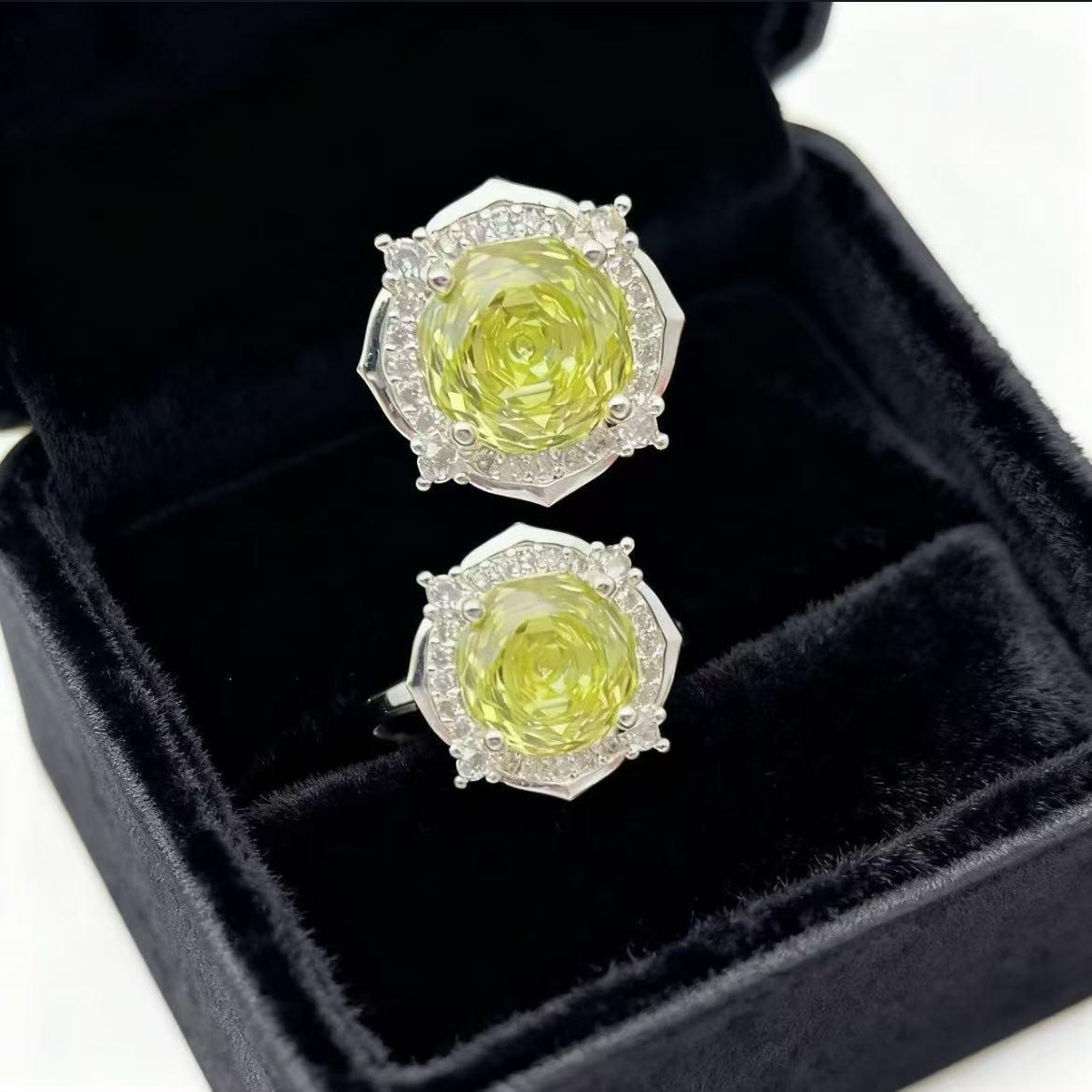 Большое восьмиугольное кольцо с огранкой «роза», многогранное, покрытое настоящим 18-каратным золотом, высокая стойкость цвета.