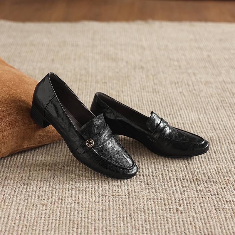 Krazing Pot Sheepskin Round Toe Thick Med Heels Spring Shoes Slip On Big Size 42 Metal Flowers Women Pleated Pumps