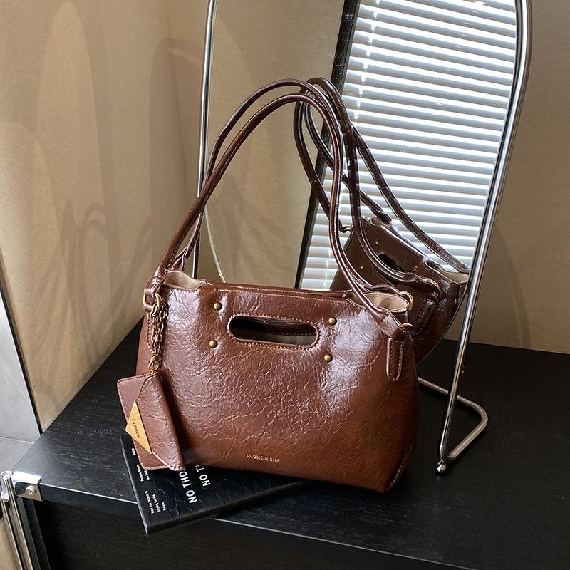 

Niche retro high-end handbag women s bag 2025 new simple underarm commuter bag large-capacity shoulder bag коричневый