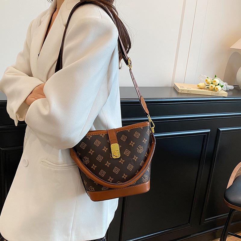 Light Luxury Bucket Bag, High-end Exquisite Women's Bag, Messenger Bag, Versatile and Fashionable Portable Shoulder Bag.