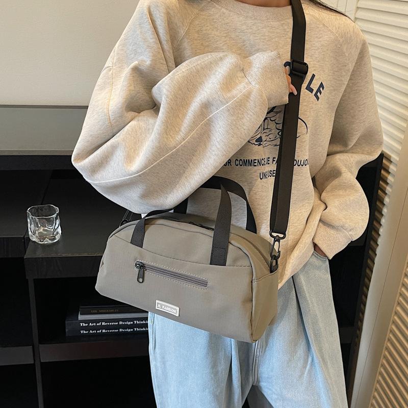 Japanese trend solid color sports messenger bag simple casual men's and women's portable outdoor lightweight baseball bag fashion trendy bag