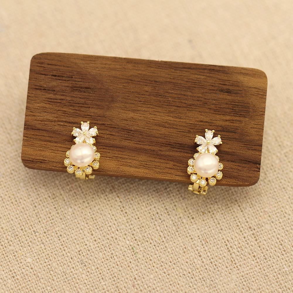 Sweet and Simple, Micro-inlaid Zircon Daisy Earrings, Gold-plated, Versatile, Ear-piercing, Ear Clips, Freshwater Pearl Earrings, Women's Earrings