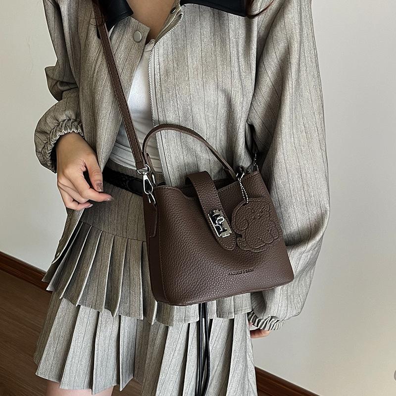 Premium texture portable bucket bag women's 2025 autumn and winter new armpit bag versatile commuter lychee pattern messenger bag