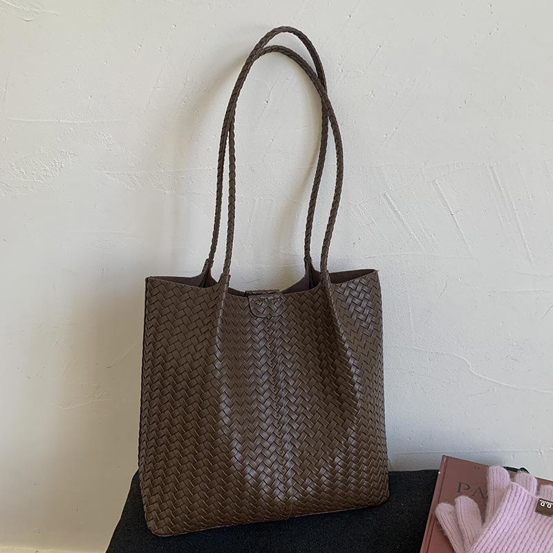 Retro Woven Bag Women's Large Capacity 2025 New Autumn and Winter Versatile Shoulder Bag Texture Commuter Tote Bag