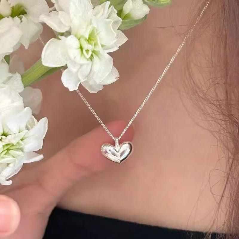 Korean Pearl Necklace: High-End Silver Clavicle Chain with Niche Design, Perfect for Light Luxury and Sweater Pendants.