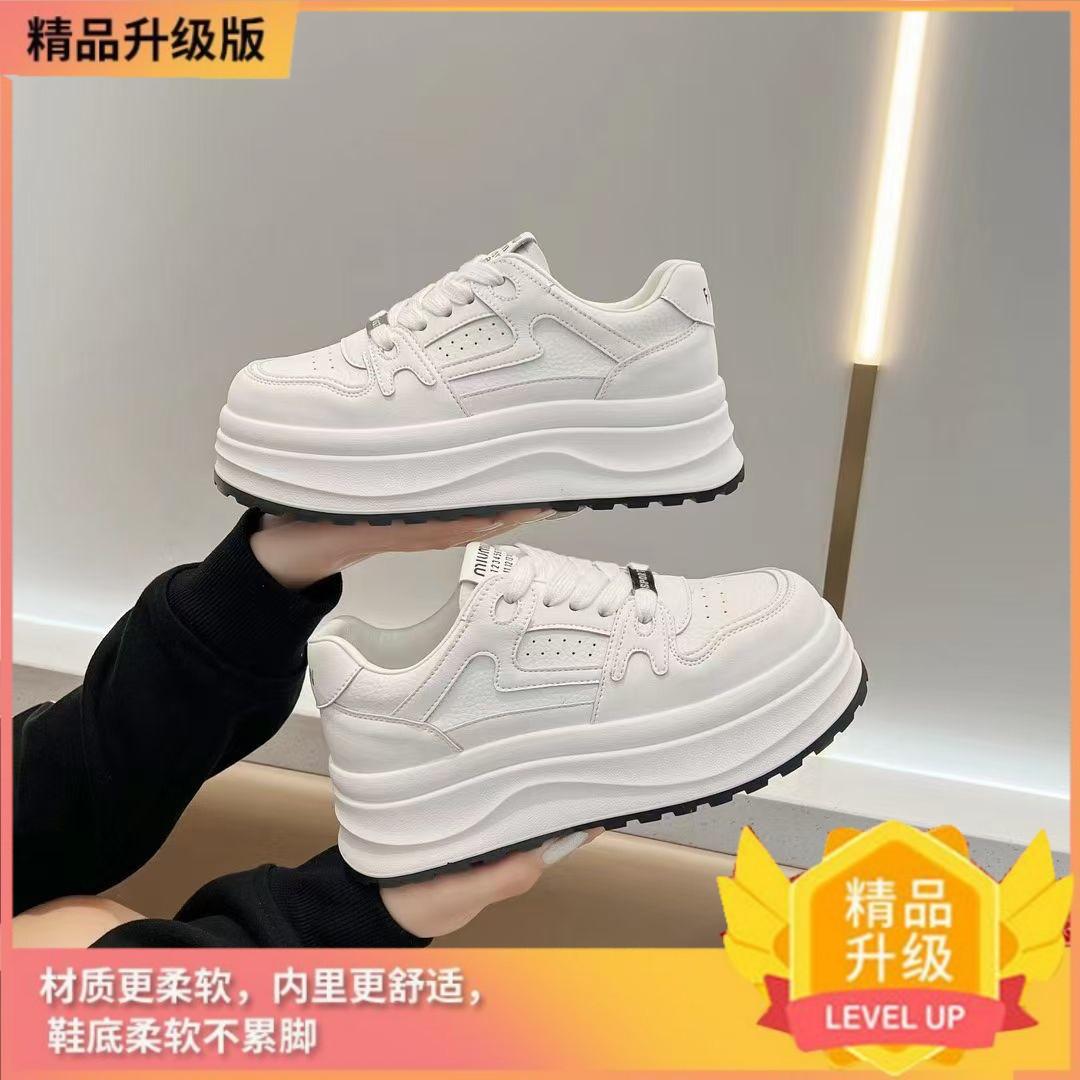 

Маленькие белые туфли женские 2025 новые модели весна-лето, популярная обувь на подошве маффин, воздухопроницаемость для детей и увеличение роста, универсальные спортивные 40 белый