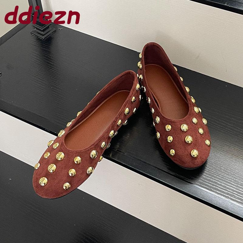 Fashion Luxury Footwear Round Toe Ladies Flats Shoes Female Shallow Fashion Metal Rivet Women Flats Slip On Shoes Big Size 43 lady